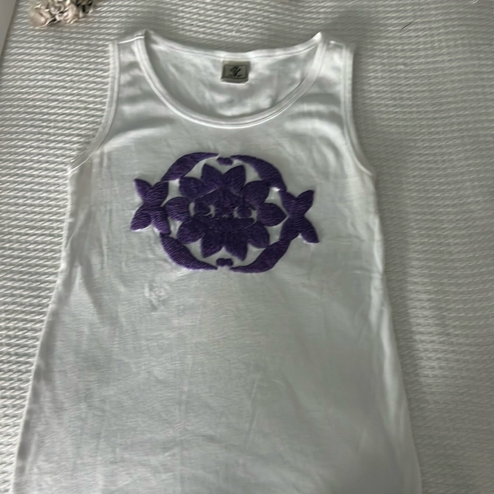 White sleeveless tank with purple embroidery sixe small 100 % cotton